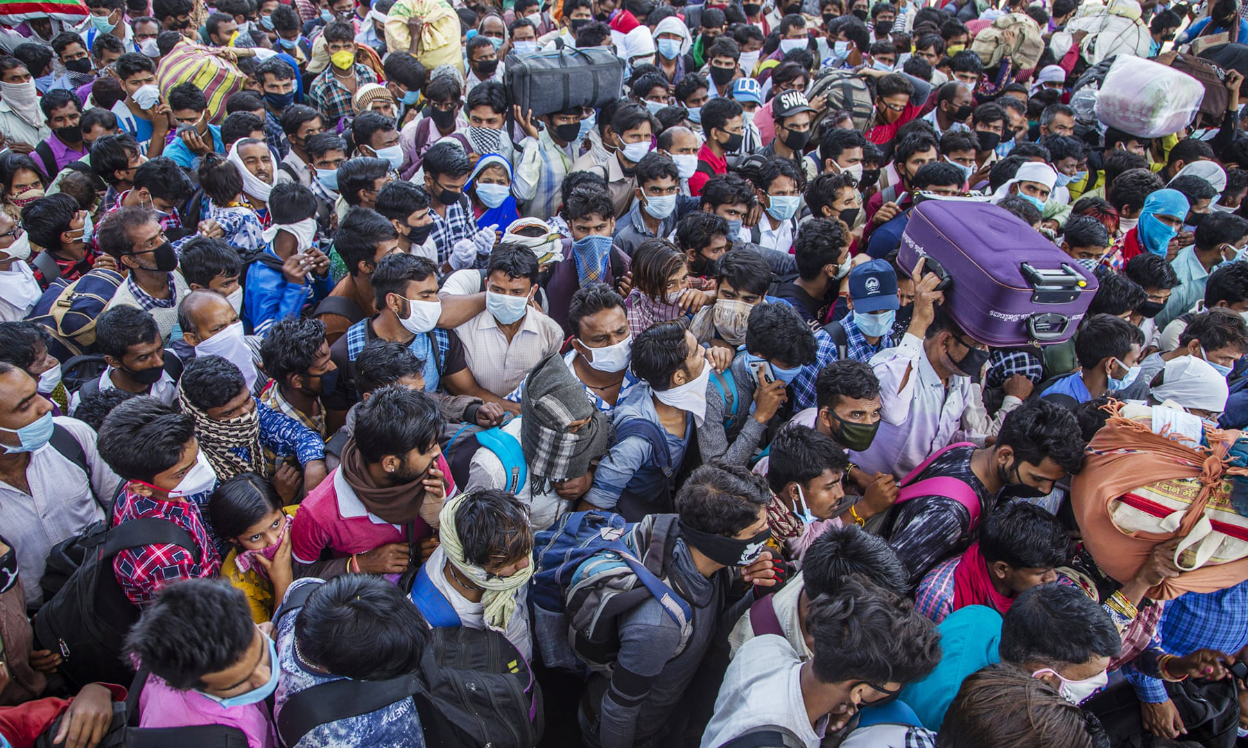 Crowds-try-to-board-buses-out-of-the-capital-Delhi.jpg